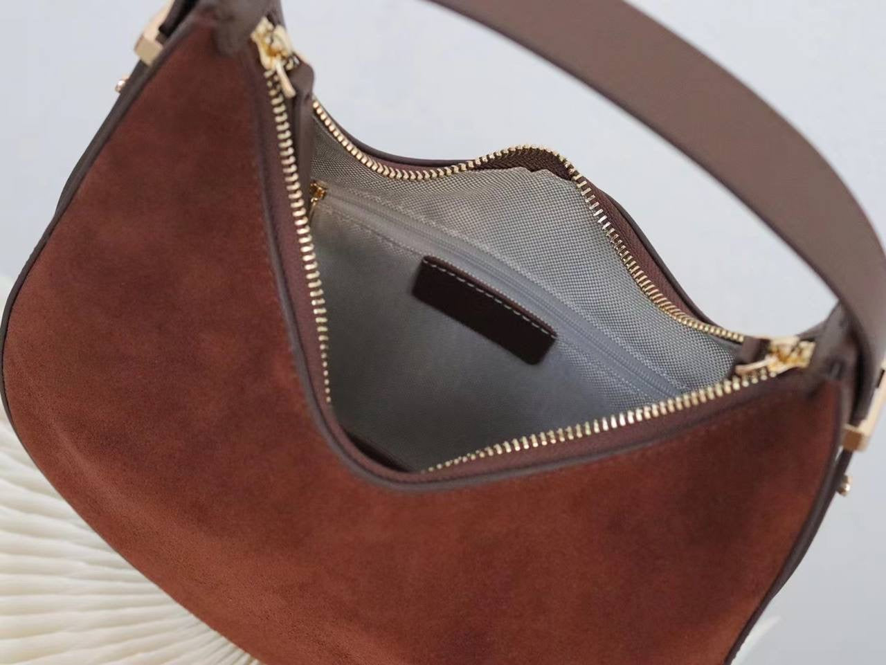 Luxe Harmony — a versatile bag with an adjustable strap