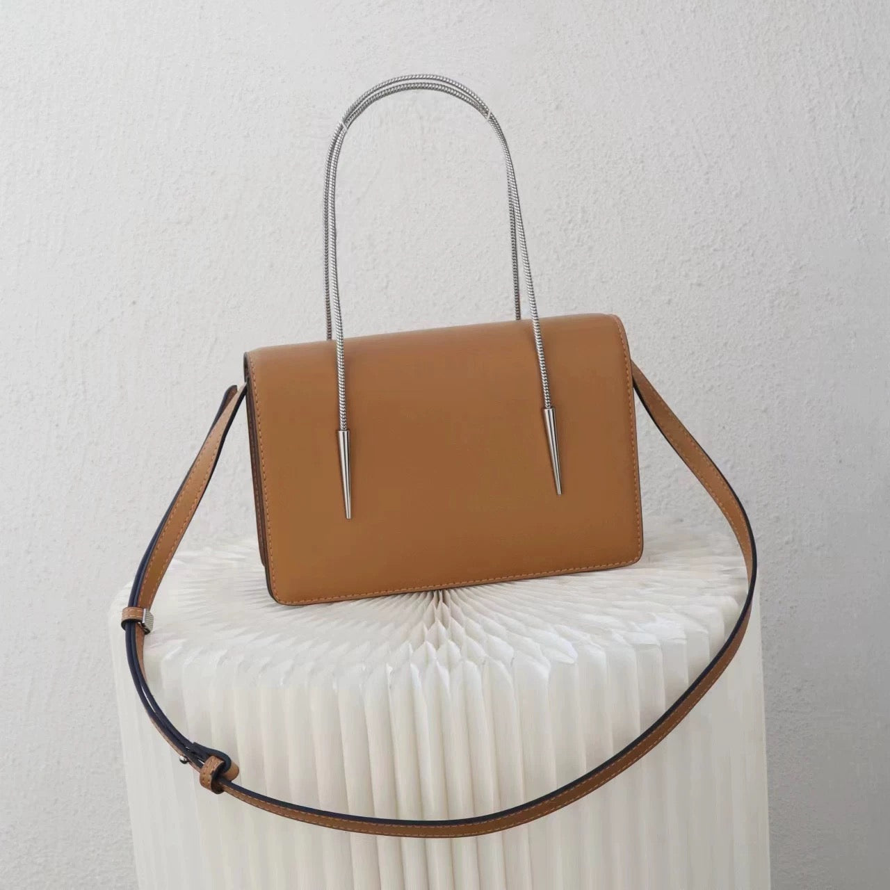 “Elegant Leather Handbags with Metal Chain for a Stylish Look”