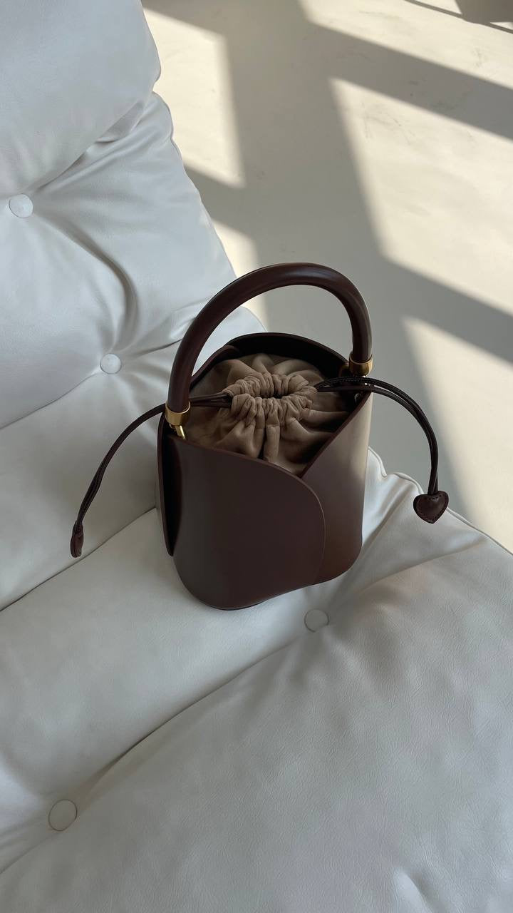 Elegance Charm – Genuine Leather Bucket Bag with Top Handle and Adjustable Strap