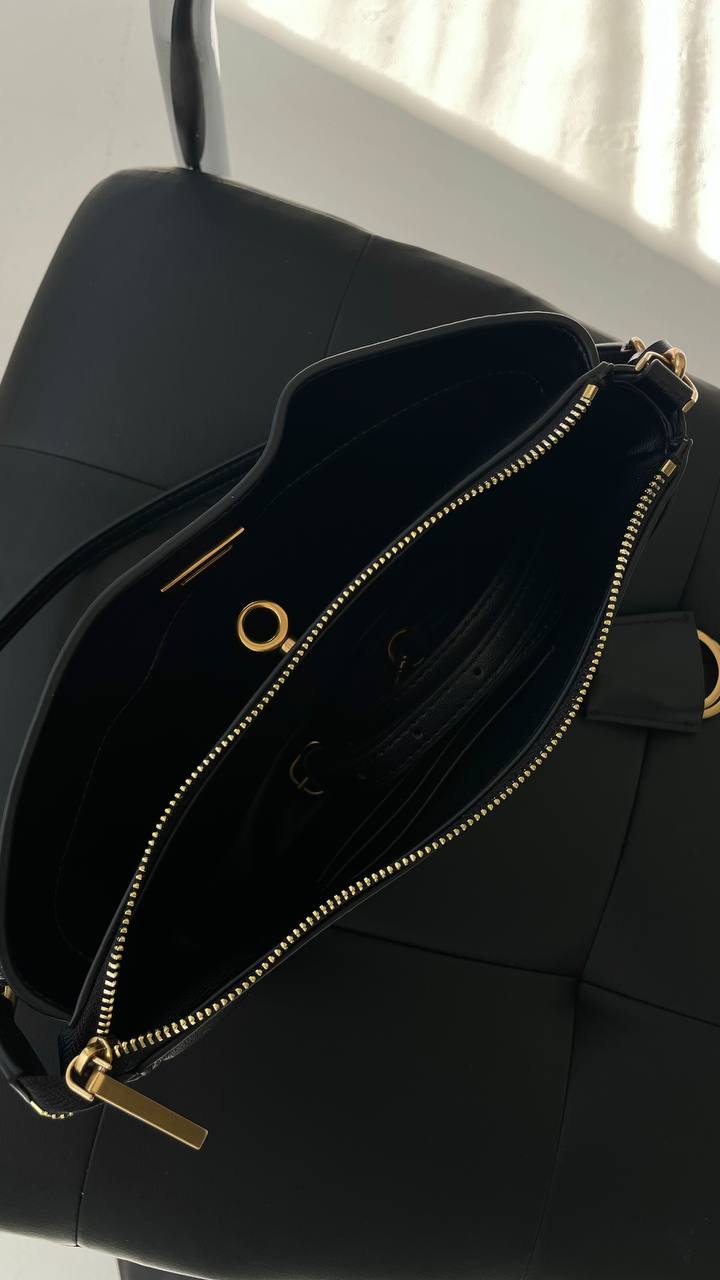 Luxury Leather Crossbody Bag – Timeless Elegance for Every Occasion