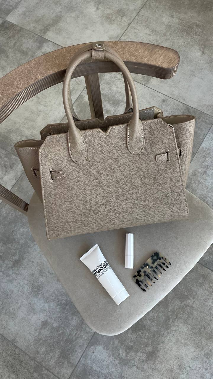 AURORA STRUCTURE” — the leather power bag for everyday icons