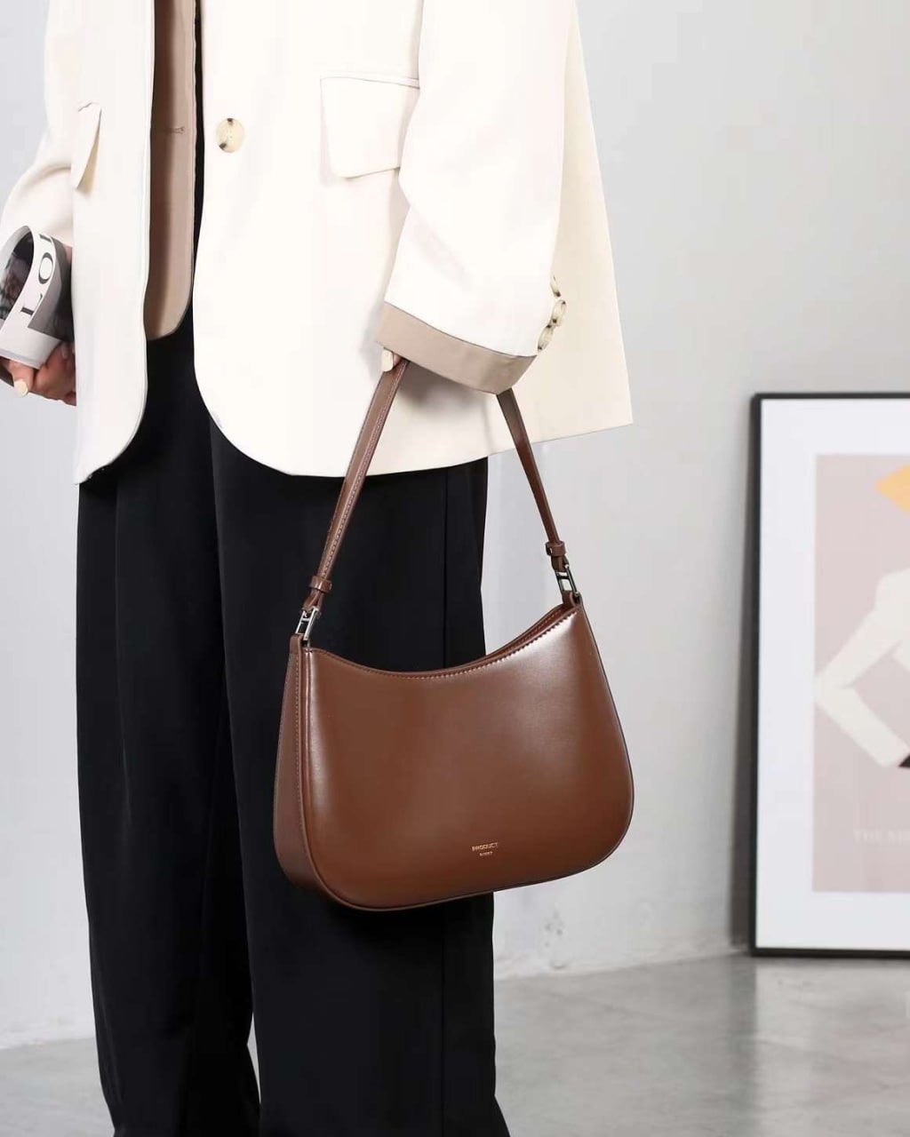 The Elegance Curve — Refined Leather Bag for Timeless Style