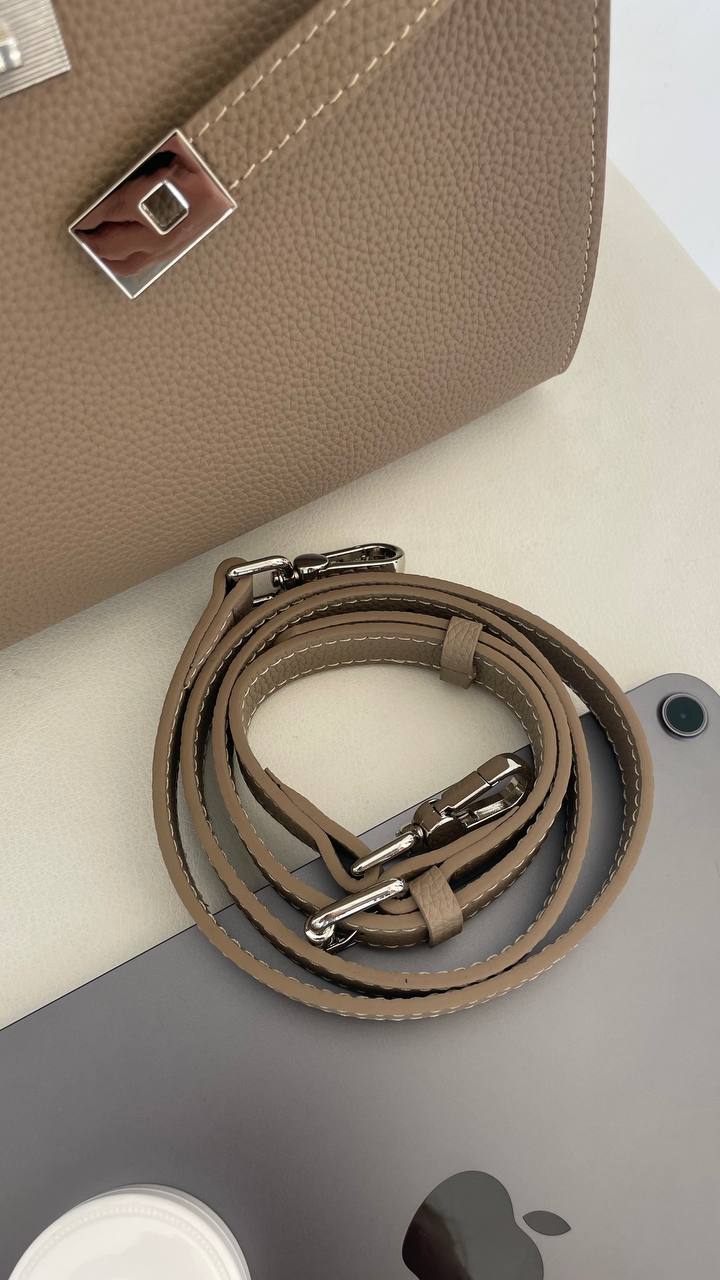 AURORA STRUCTURE” — the leather power bag for everyday icons