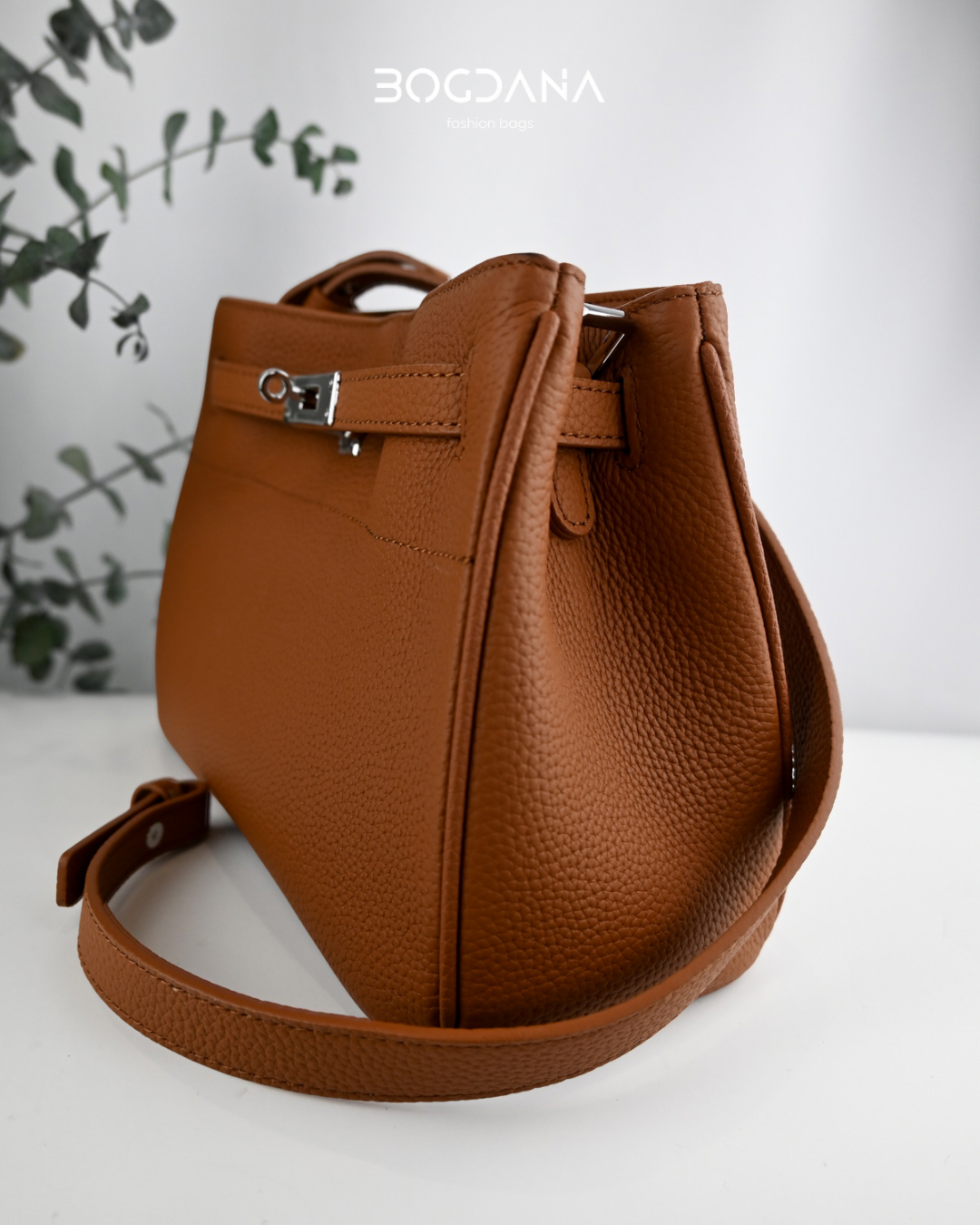 Classic Luxe Adjustable Shoulder Bag – Genuine Leather Handbag with Polished Hardware