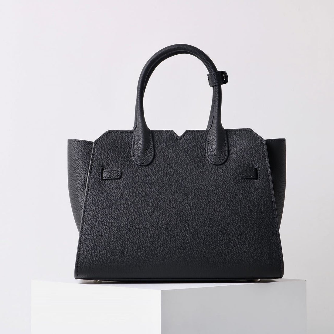 AURORA STRUCTURE” — the leather power bag for everyday icons