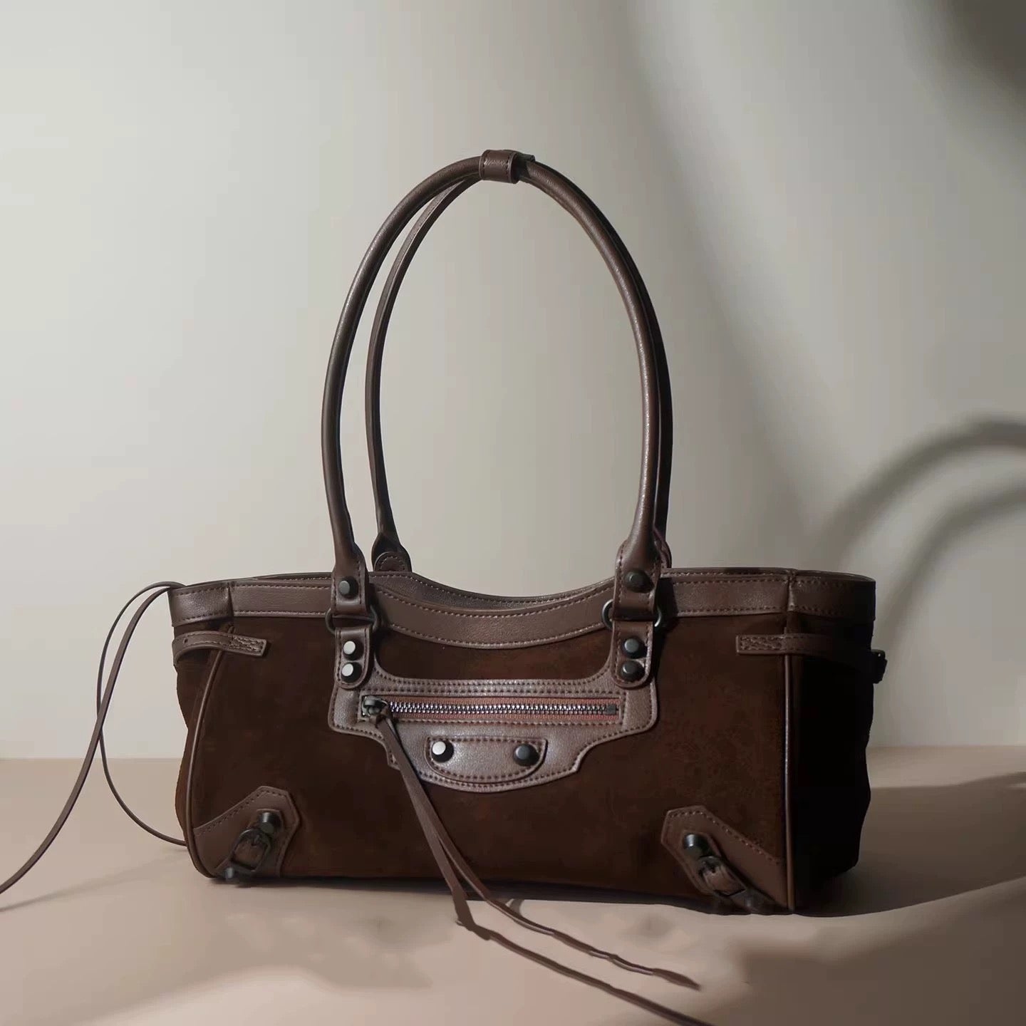 “Terra Brown” — a stylish leather bag with character