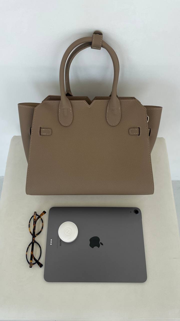 AURORA STRUCTURE” — the leather power bag for everyday icons