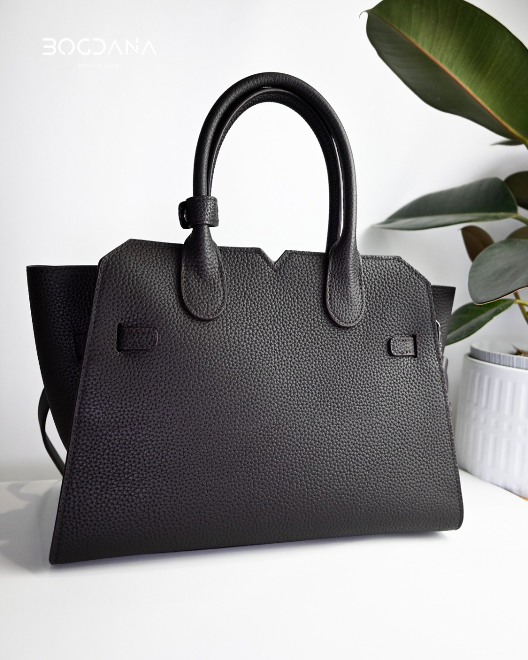 AURORA STRUCTURE” — the leather power bag for everyday icons