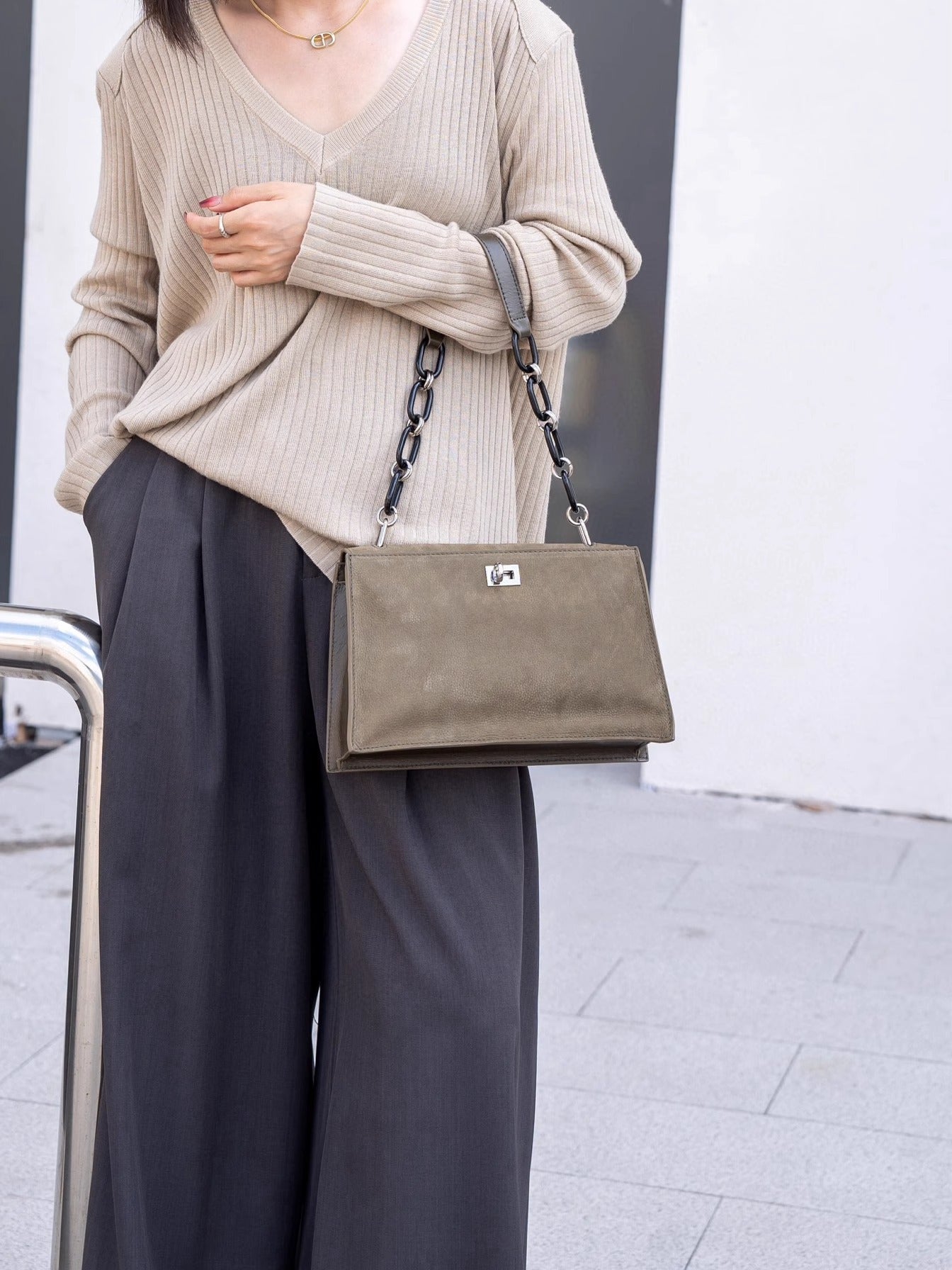 Celeste Chain Bag – A Statement of Luxury and Functionality