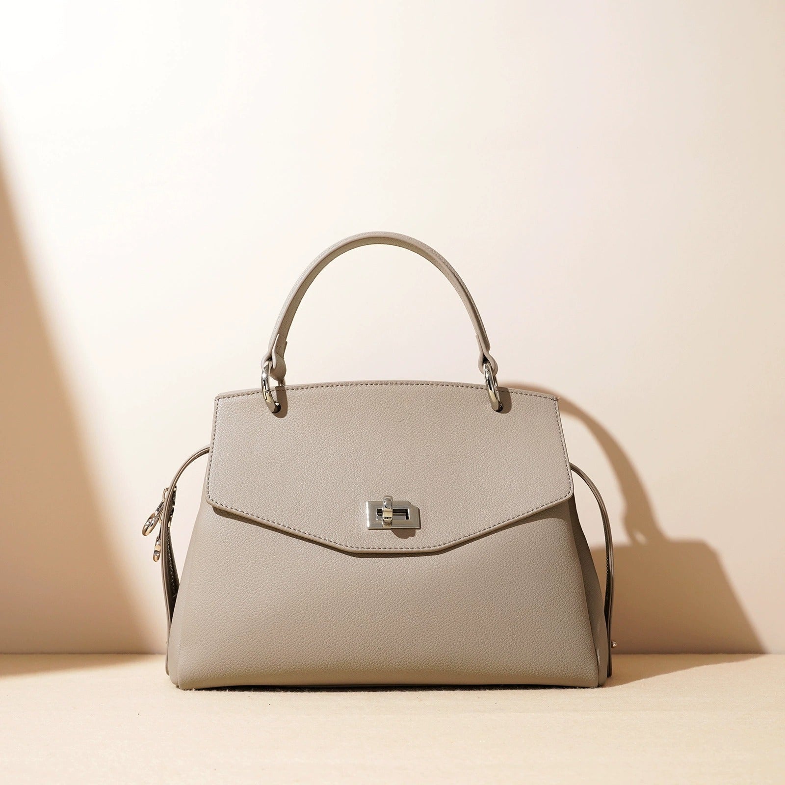 Elegance in Every Detail: Premium Genuine Leather Handbag. Women’s shoulder bag