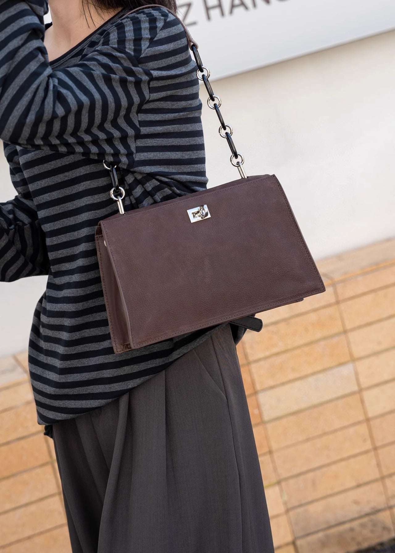 Celeste Chain Bag – A Statement of Luxury and Functionality