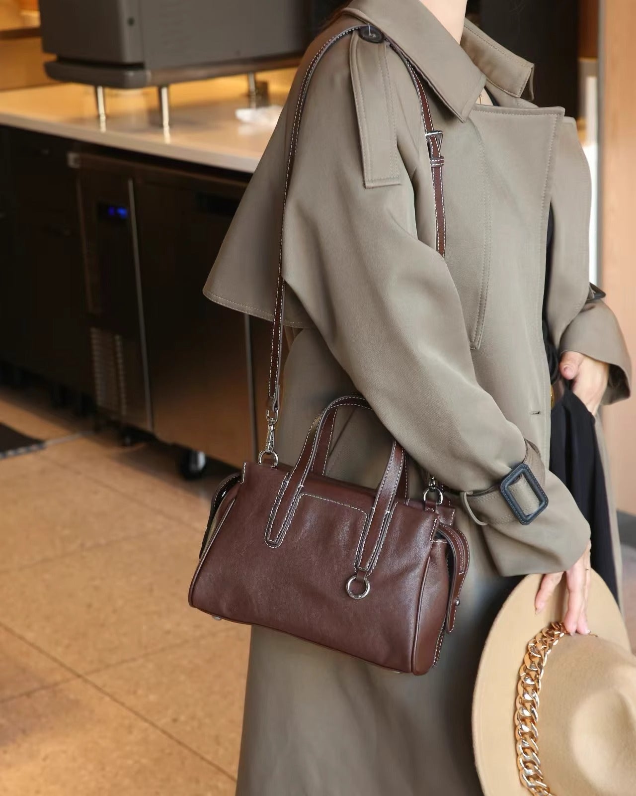 Timeless Elegance Leather Handbag with Adjustable Shoulder Strap