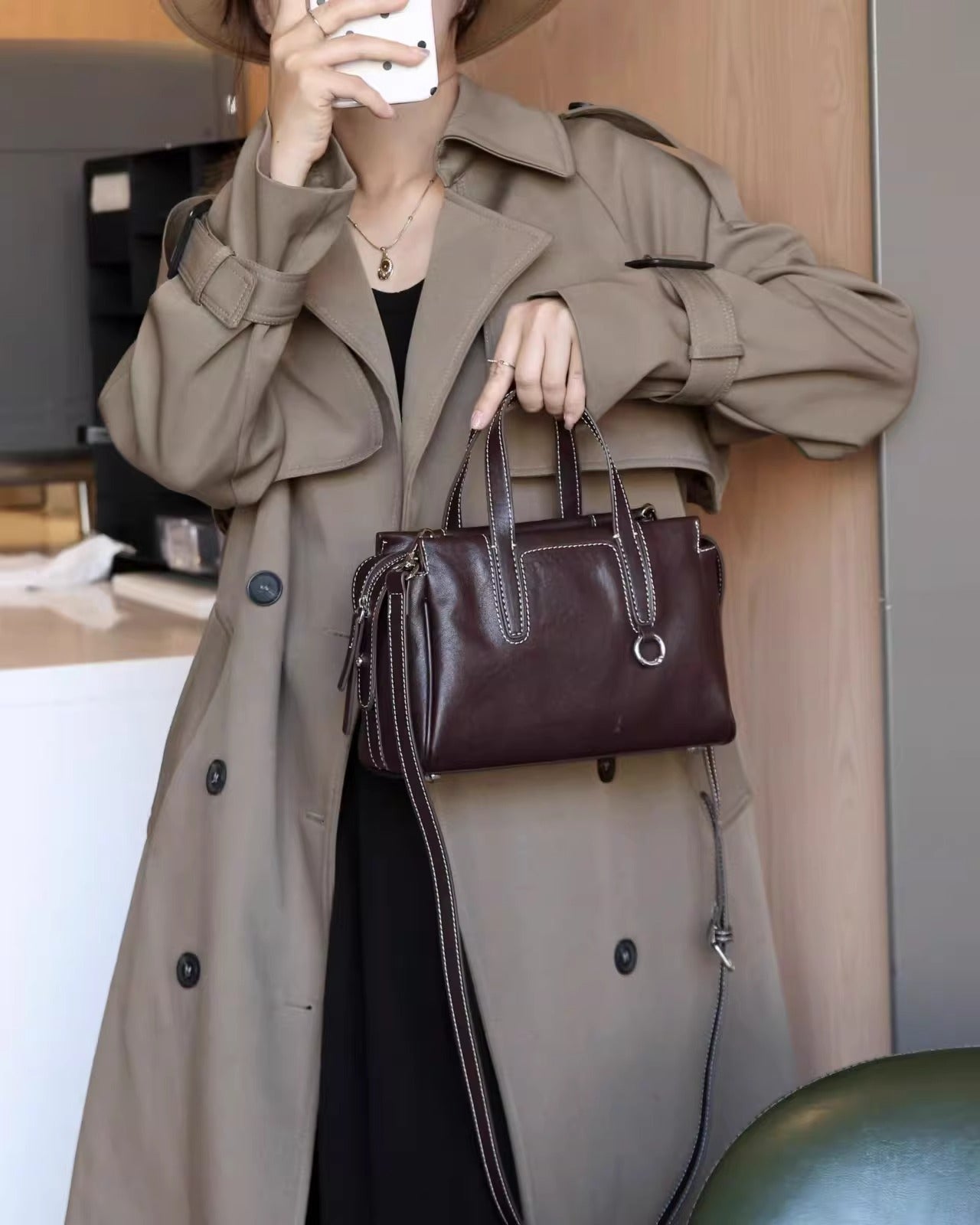 Timeless Elegance Leather Handbag with Adjustable Shoulder Strap