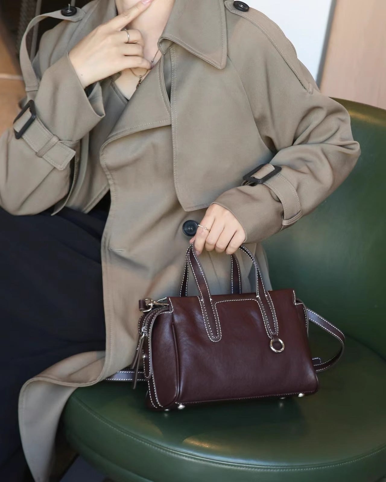 Timeless Elegance Leather Handbag with Adjustable Shoulder Strap