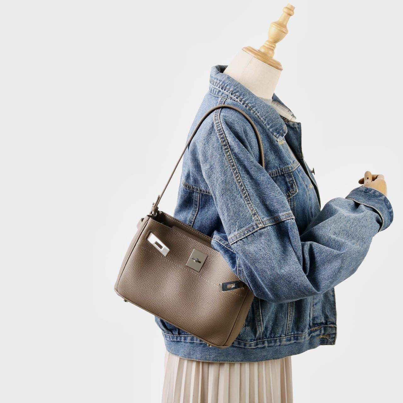 Classic Luxe Adjustable Shoulder Bag – Genuine Leather Handbag with Polished Hardware