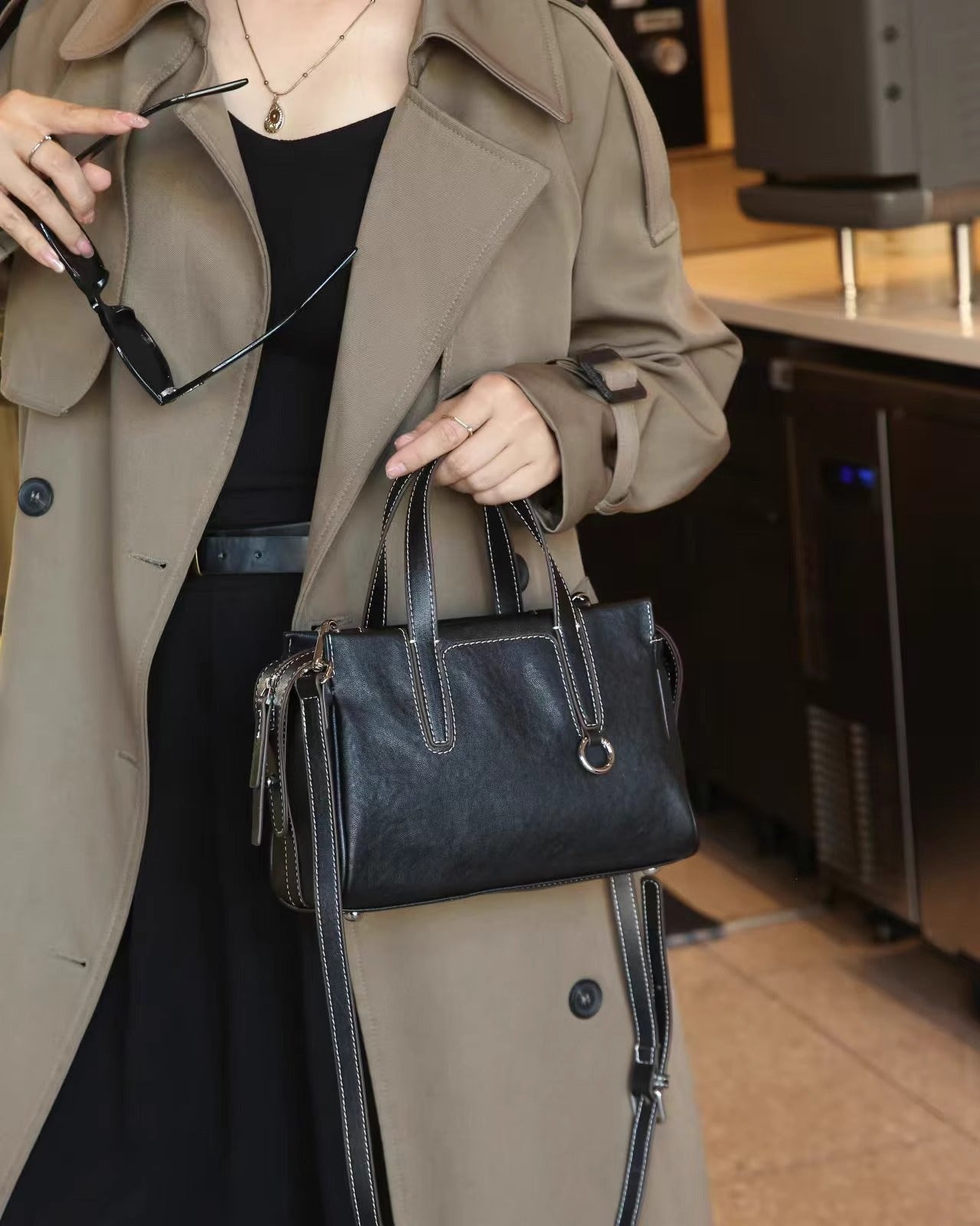 Timeless Elegance Leather Handbag with Adjustable Shoulder Strap