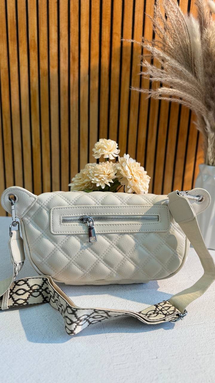 “Urban Luxe: Elegant Leather Crossbody Bag for the Stylish and Active”