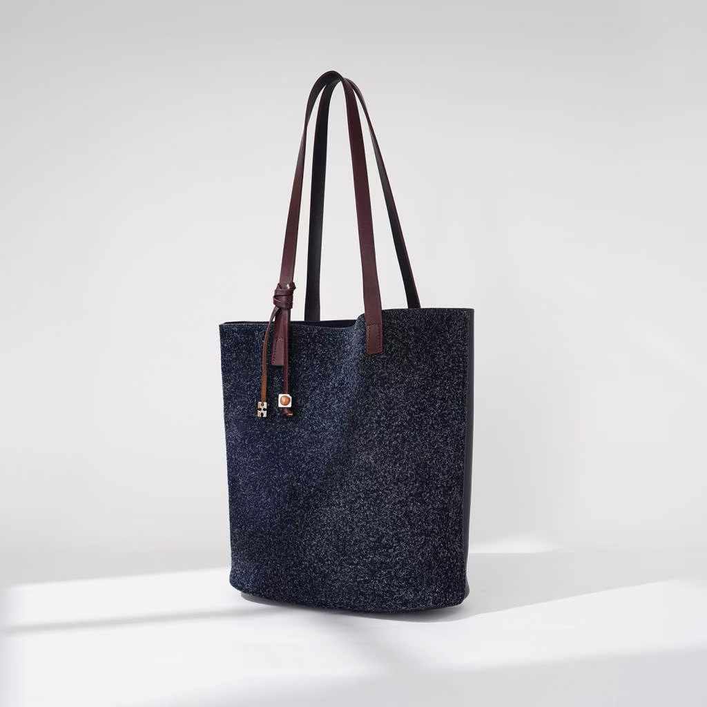 Timeless Elegance – Tote Bag with Genuine Leather Details and Cosmetic Pouch