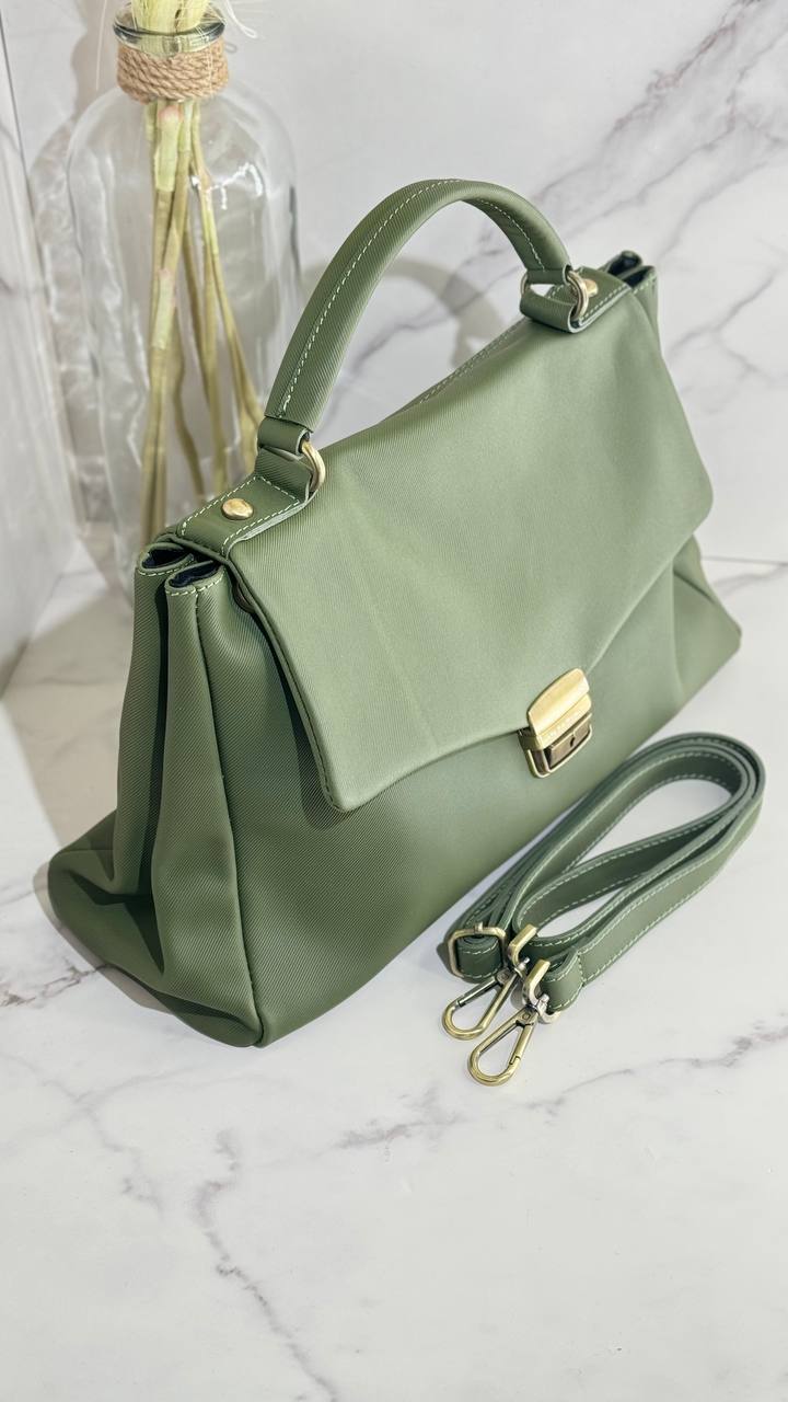 Elegant Green Leather Handbag – Versatile & Timeless Design