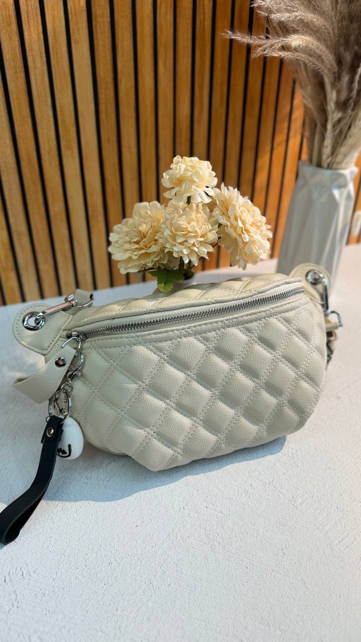 “Urban Luxe: Elegant Leather Crossbody Bag for the Stylish and Active”