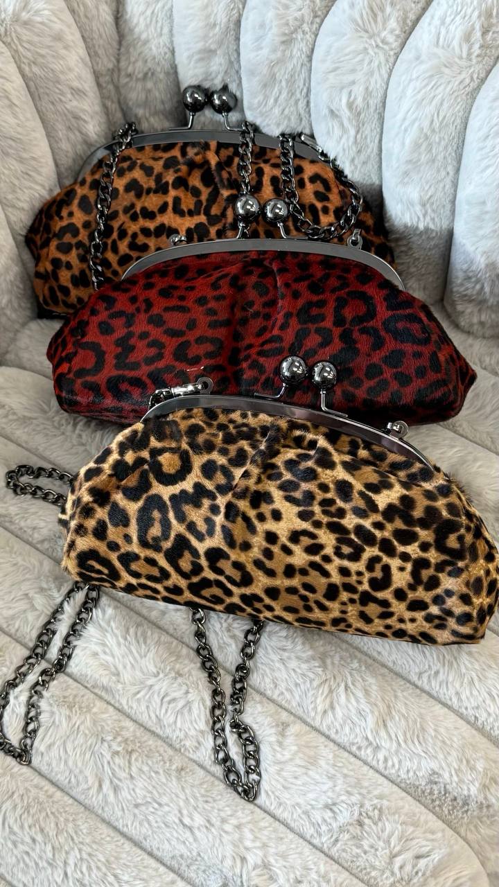 Wild Elegance – Natural Wool Clutch with Leopard Print