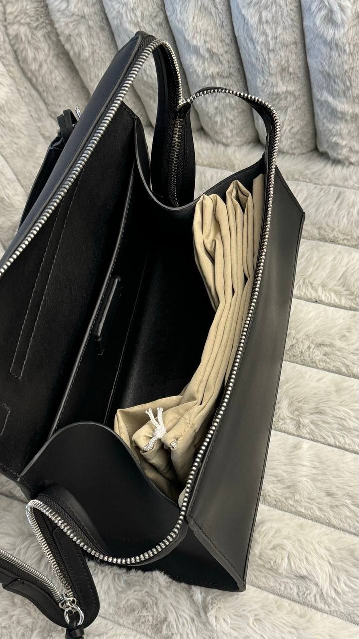 LuxeCraft Genuine Leather Handbag – Elegant and Functional Design
