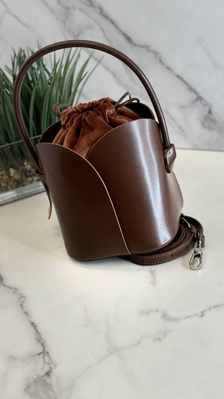 Elegance Charm – Genuine Leather Bucket Bag with Top Handle and Adjustable Strap