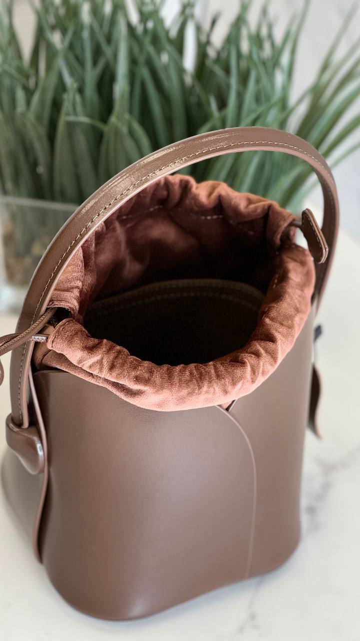 Elegance Charm – Genuine Leather Bucket Bag with Top Handle and Adjustable Strap