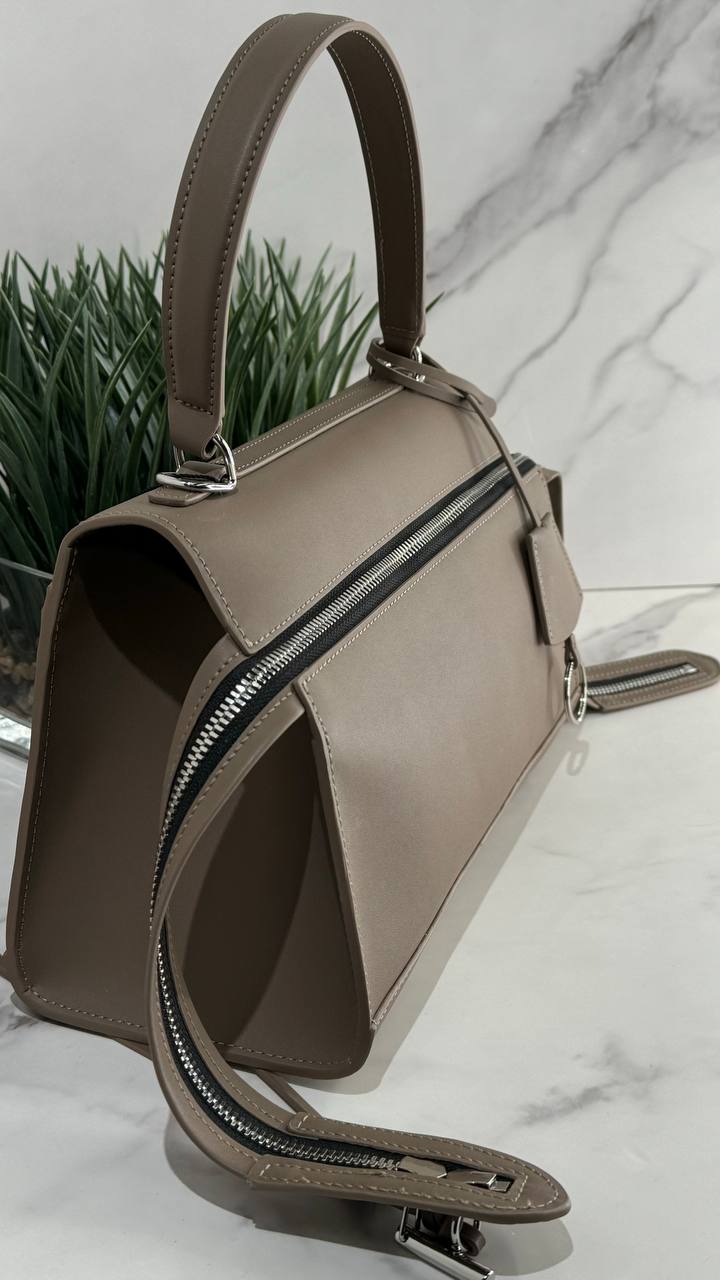 LuxeCraft Genuine Leather Handbag – Elegant and Functional Design
