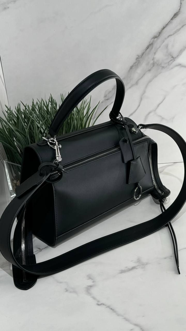 LuxeCraft Genuine Leather Handbag – Elegant and Functional Design