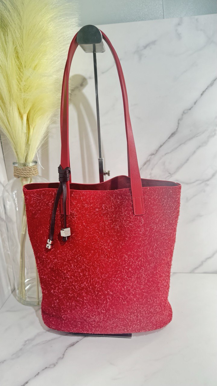 Timeless Elegance – Tote Bag with Genuine Leather Details and Cosmetic Pouch