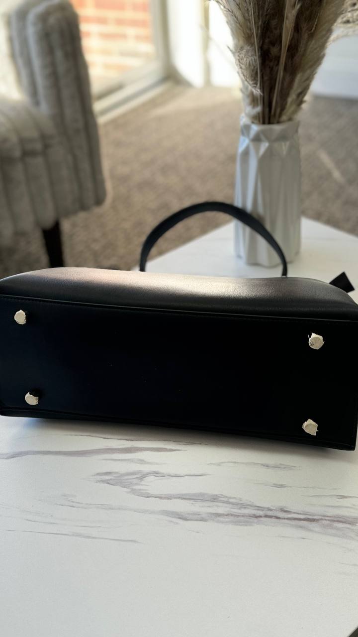 “Executive Chic” — Genuine Leather Bag