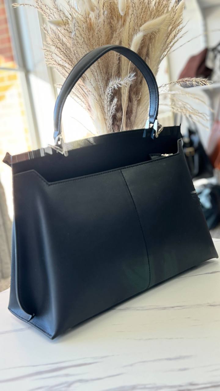 “Executive Chic” — Genuine Leather Bag