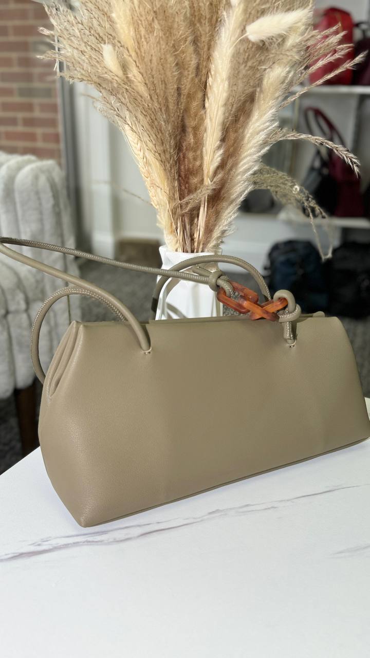 The Avant Tote – Bold Minimalism with a Contemporary Edge