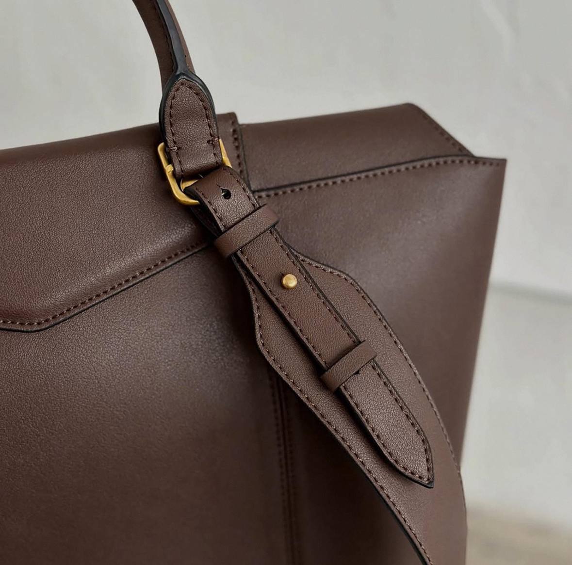 Elegant Leather Bag with Gold Hardware