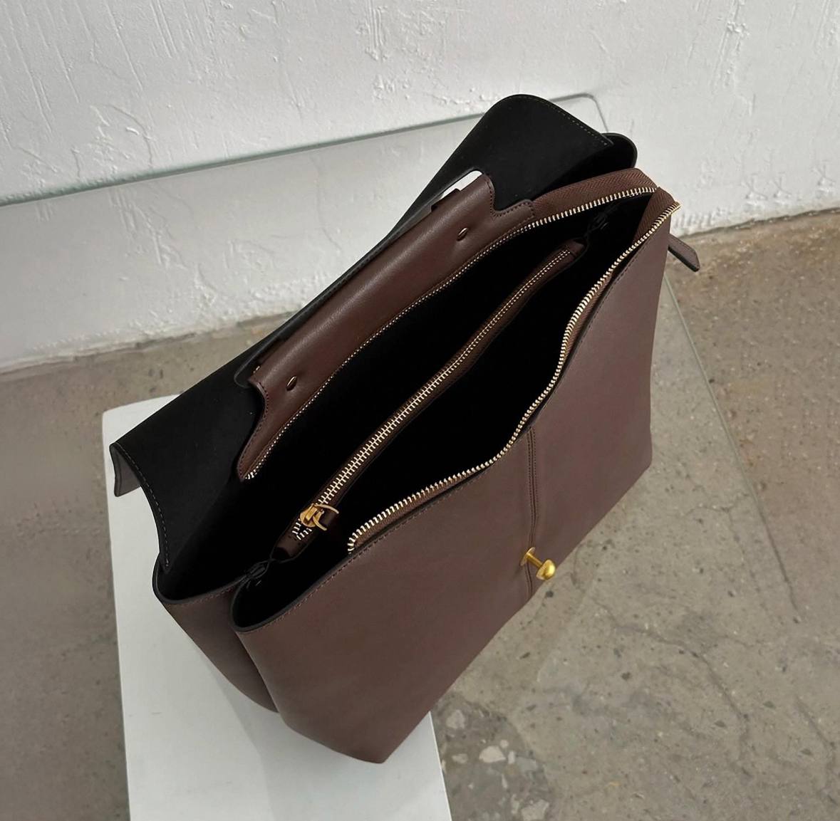 Elegant Leather Bag with Gold Hardware