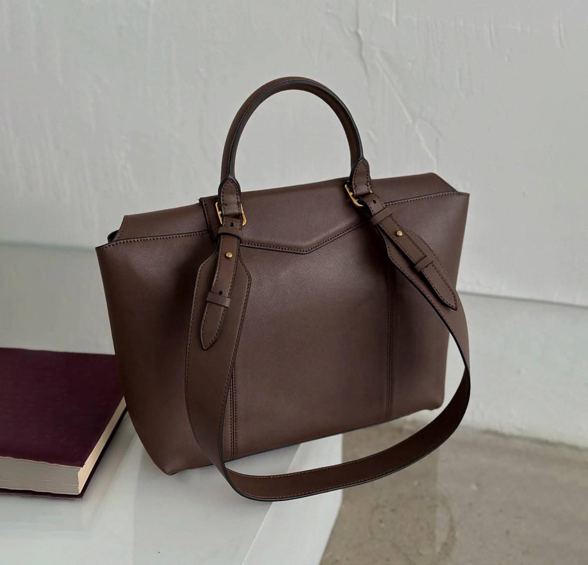 Elegant Leather Bag with Gold Hardware