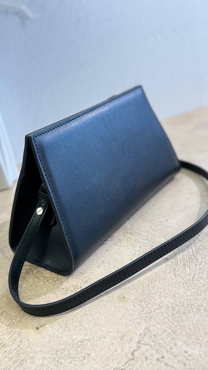 Elegance Petite – The Ultimate Mini Leather Handbag