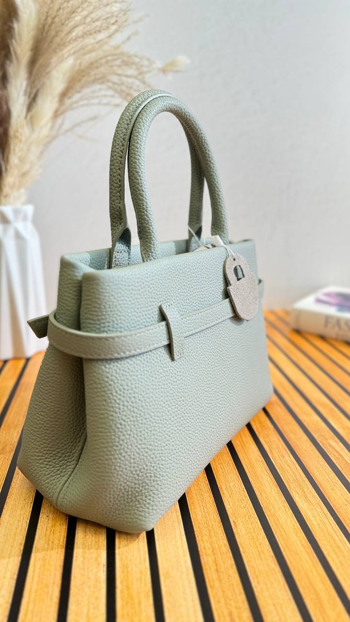 Luxe Majestique – The Ultimate Leather Handbag with Elegance & Functionality