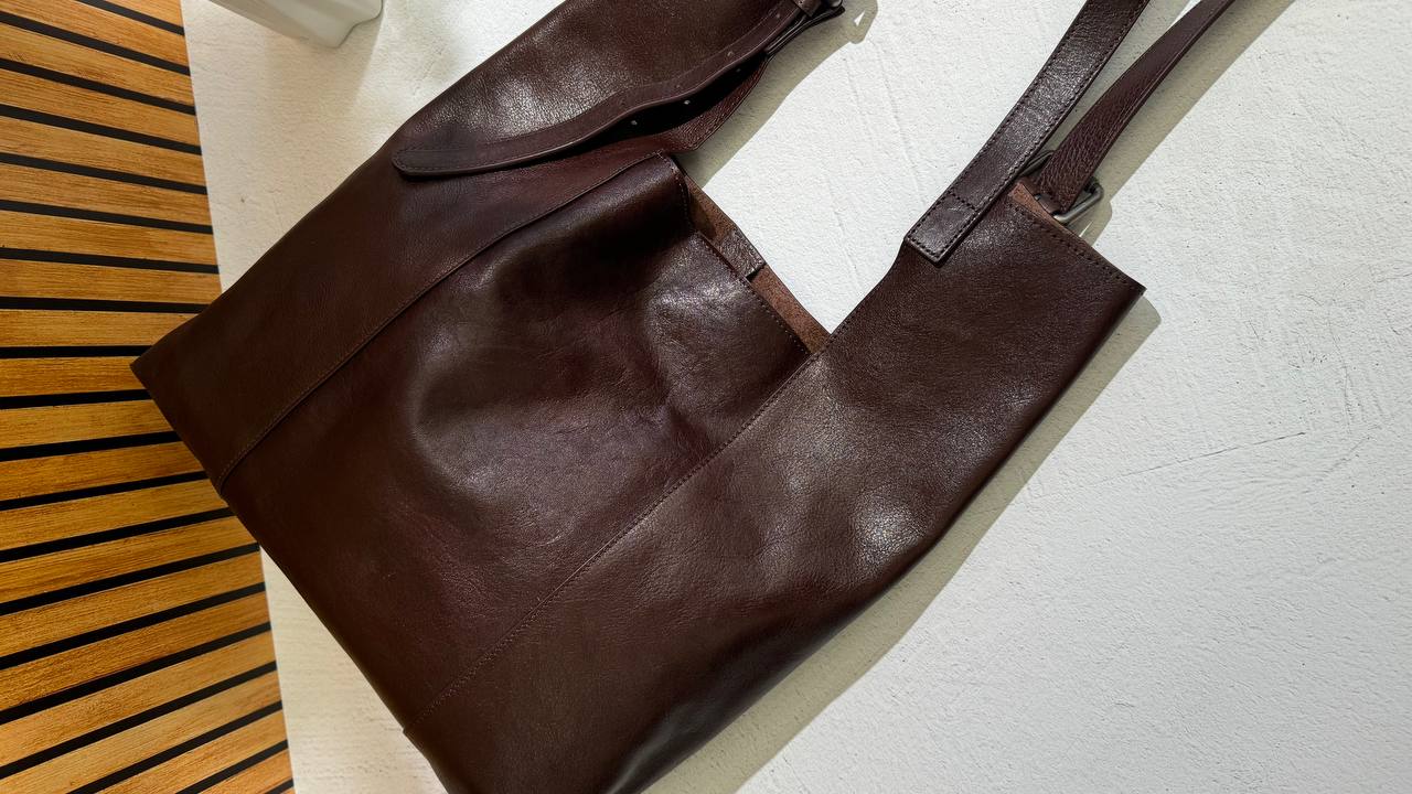 Metropolitan Luxe – Leather Shopper with Cosmetic Bag