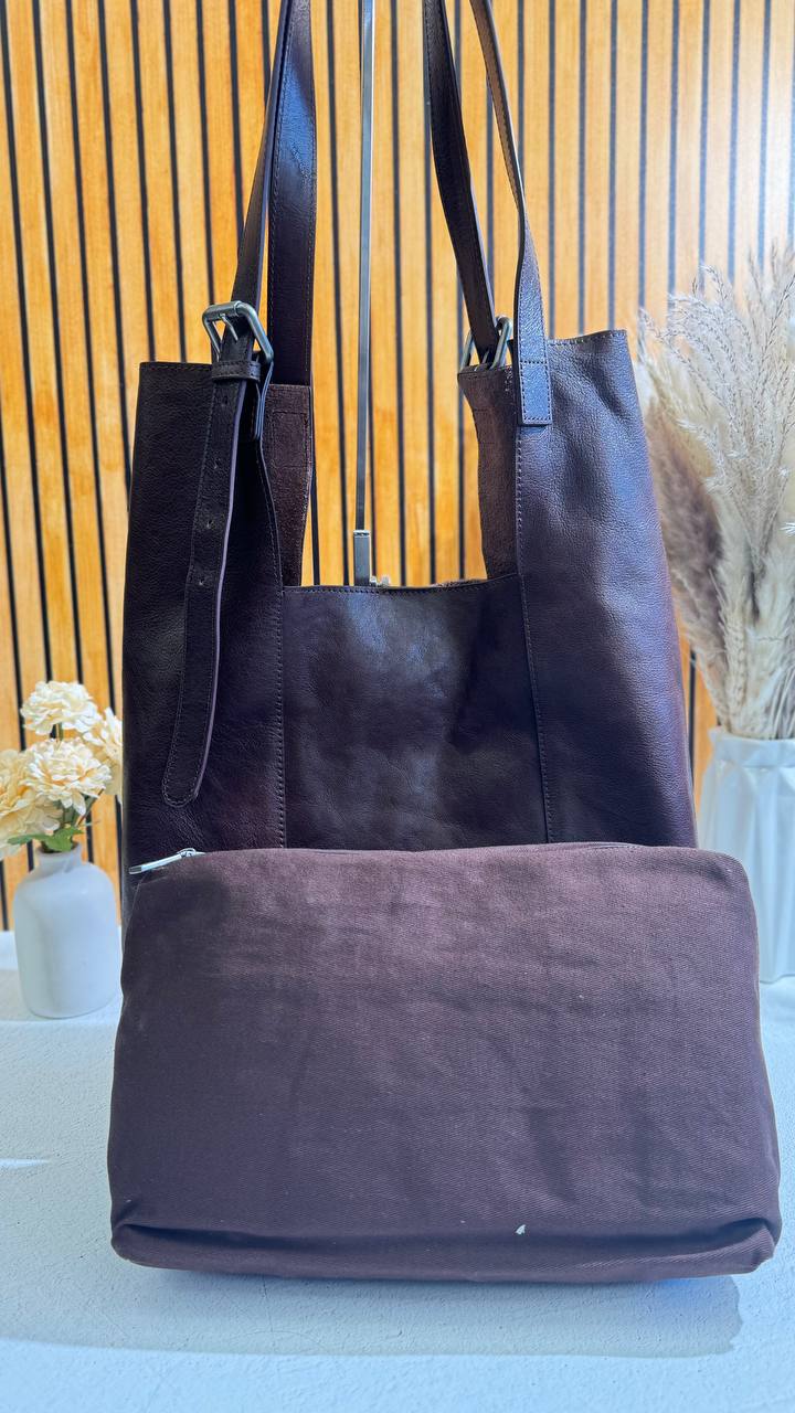 Metropolitan Luxe – Leather Shopper with Cosmetic Bag