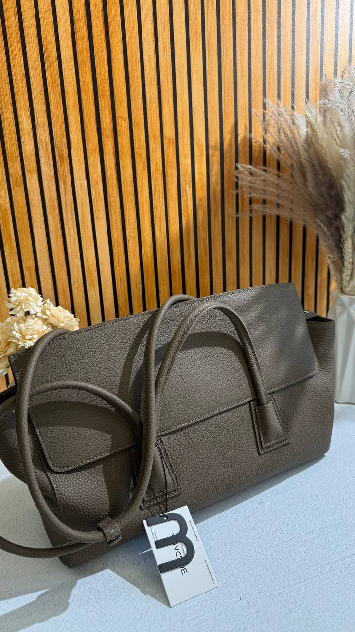Prestige Tote – Elegance in Every Detail