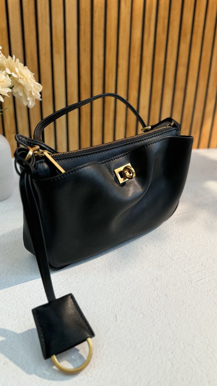 Luxury Leather Crossbody Bag – Timeless Elegance for Every Occasion