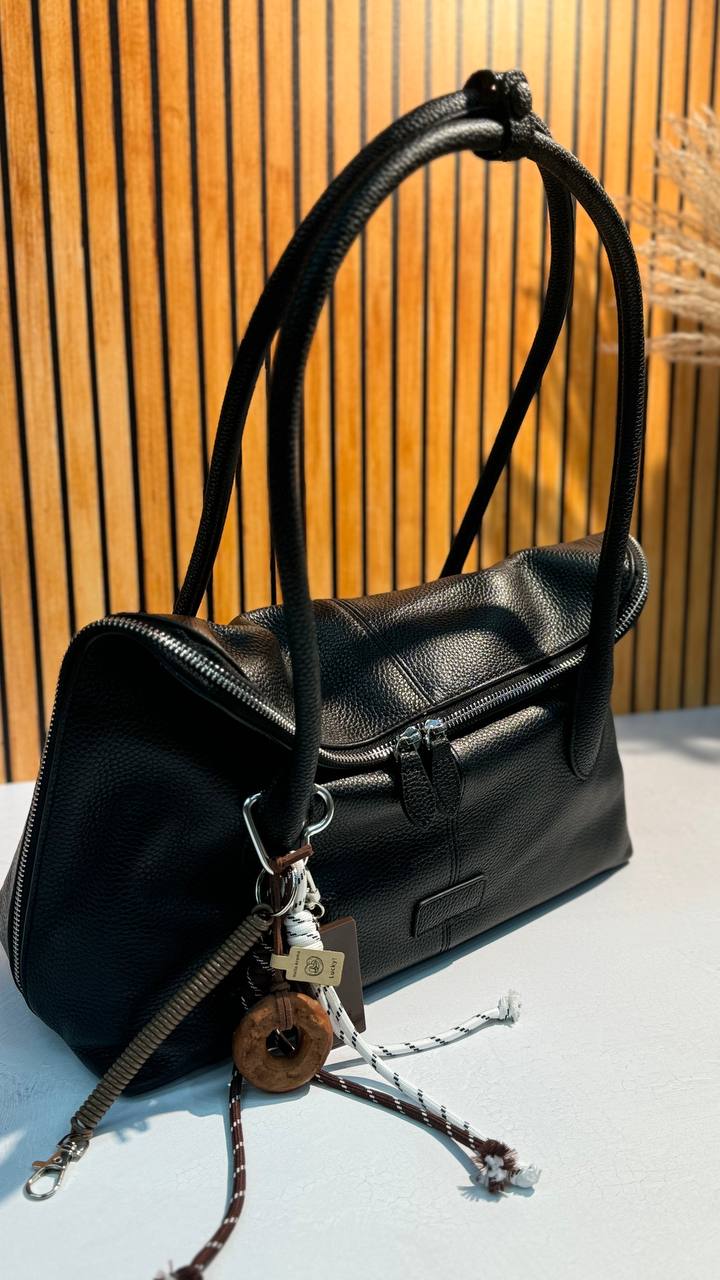 Timeless Voyager leather bag