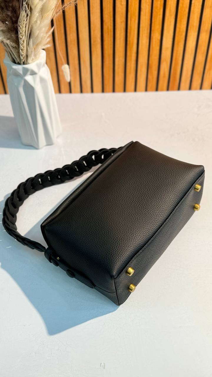 Modern Classic: Genuine Leather Handbag Elegance