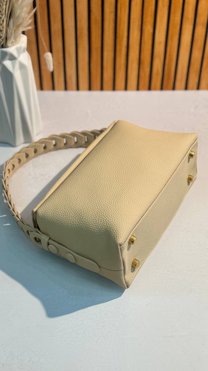 Modern Classic: Genuine Leather Handbag Elegance