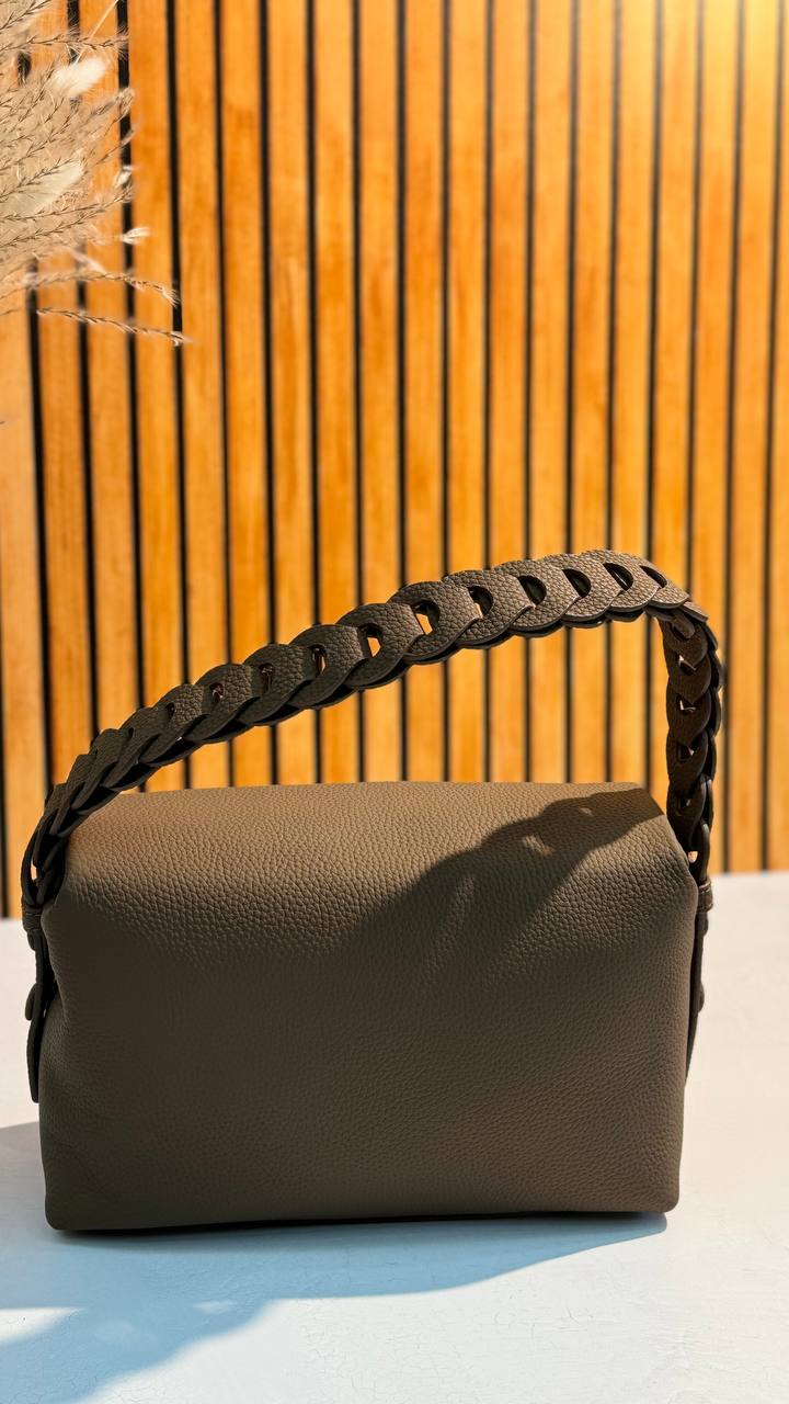 Modern Classic: Genuine Leather Handbag Elegance