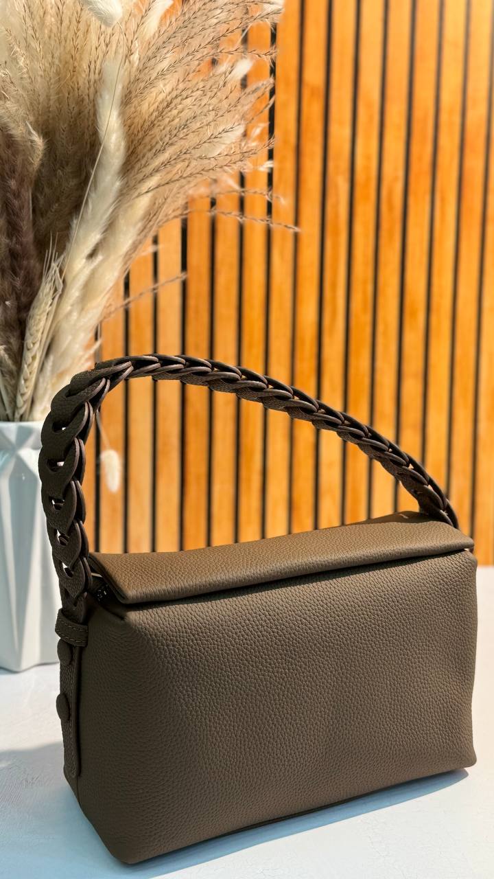 Modern Classic: Genuine Leather Handbag Elegance