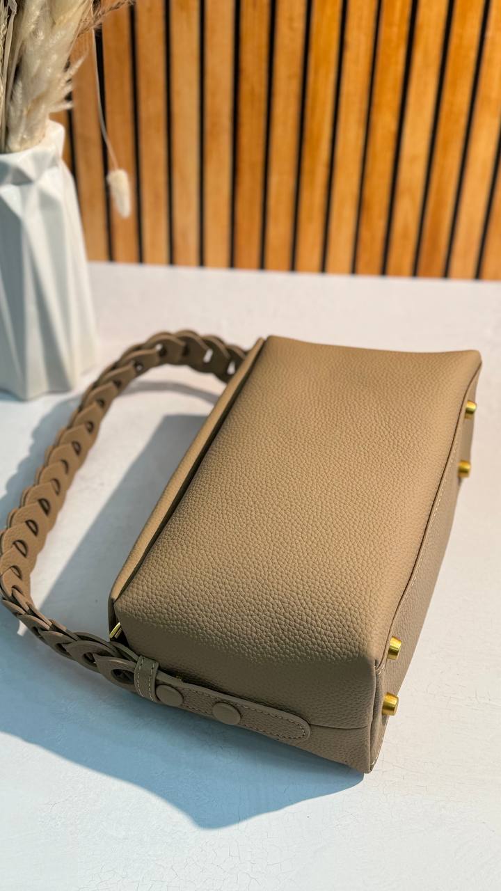 Modern Classic: Genuine Leather Handbag Elegance