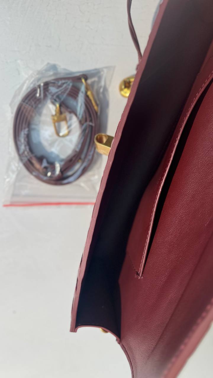 “Venezia Luxe Weave” – Italian Elegance in Every DetailIntroducing